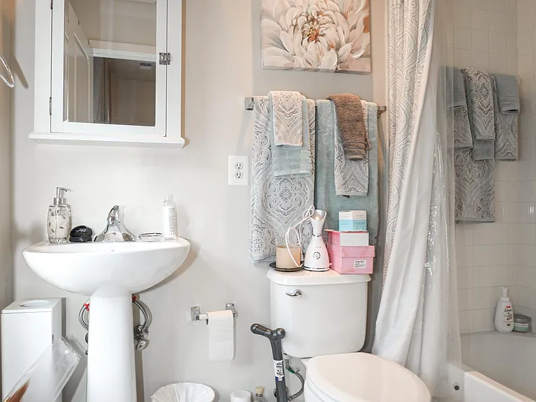Second floor - Bedroom 2 en-suite bathroom