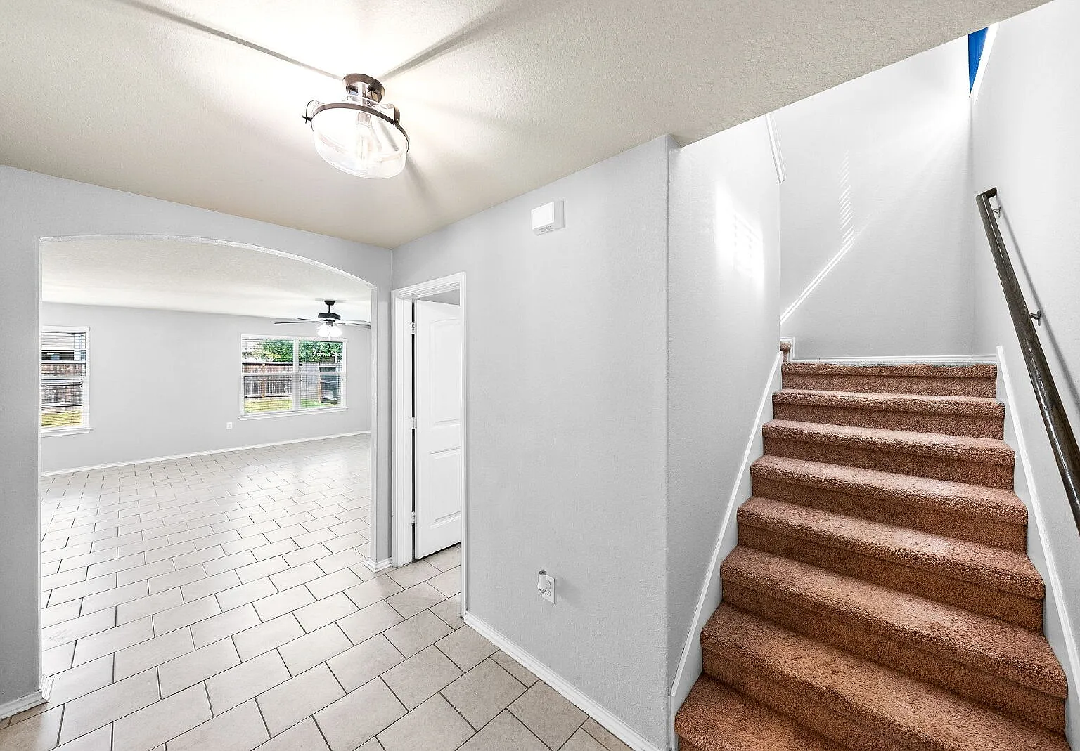 3 bed, 2.5 bath, 2285 sqft, $1,895 — Photo 2
