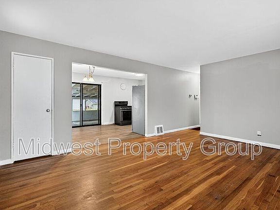 4th image of 1395 Acredale Dr