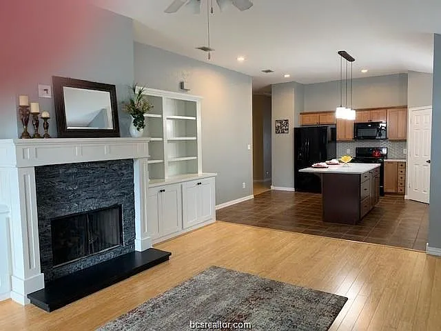 4 bed, 2011 sqft, $2,300 — Photo 3