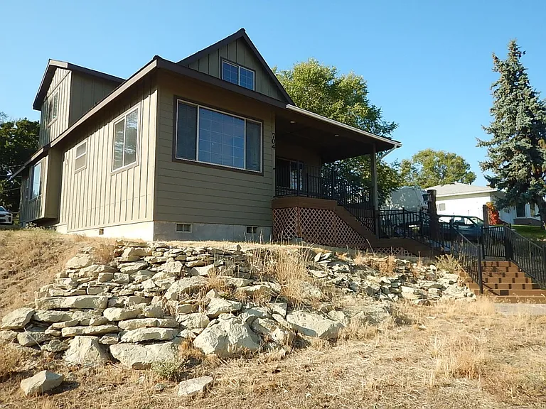 704 NE Loper Ave — Photo 1