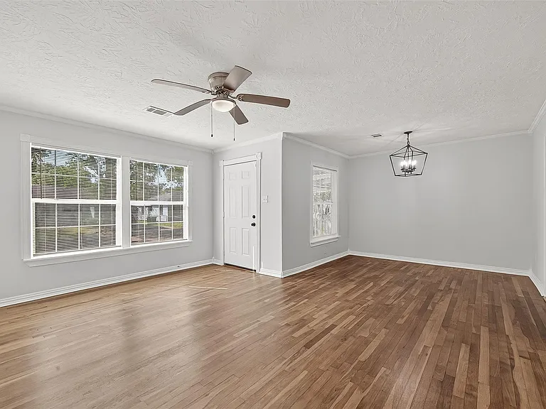 714 E Humble St — Photo 4