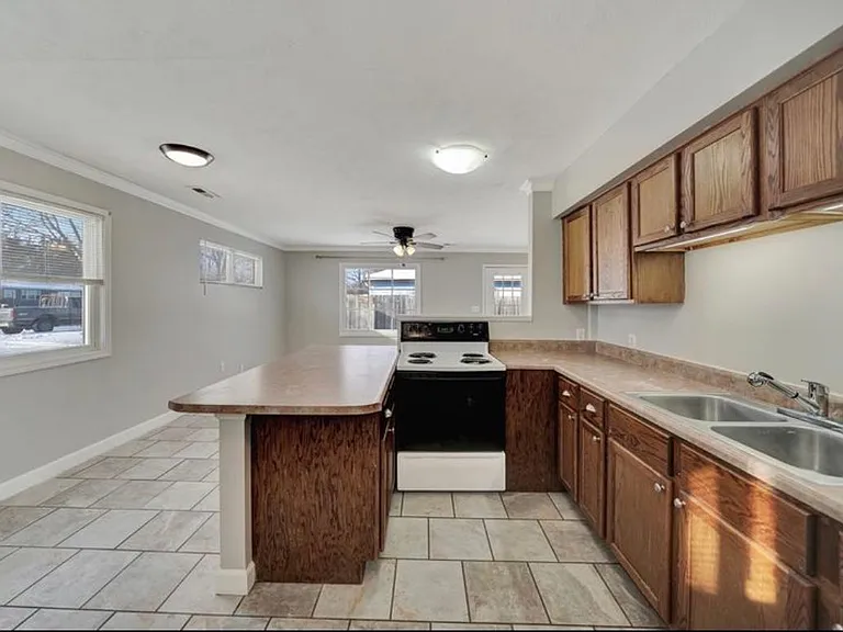 6912 Logan Ave — Photo 2