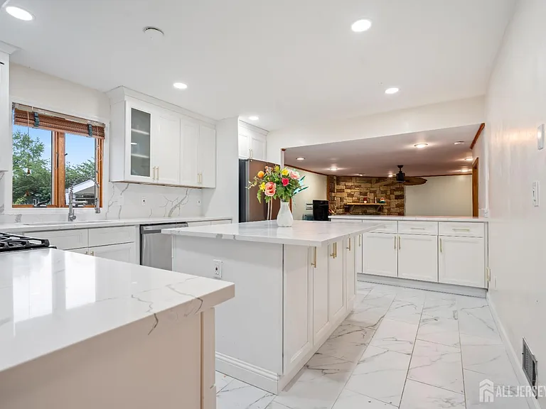 16 London Dr — Photo 9