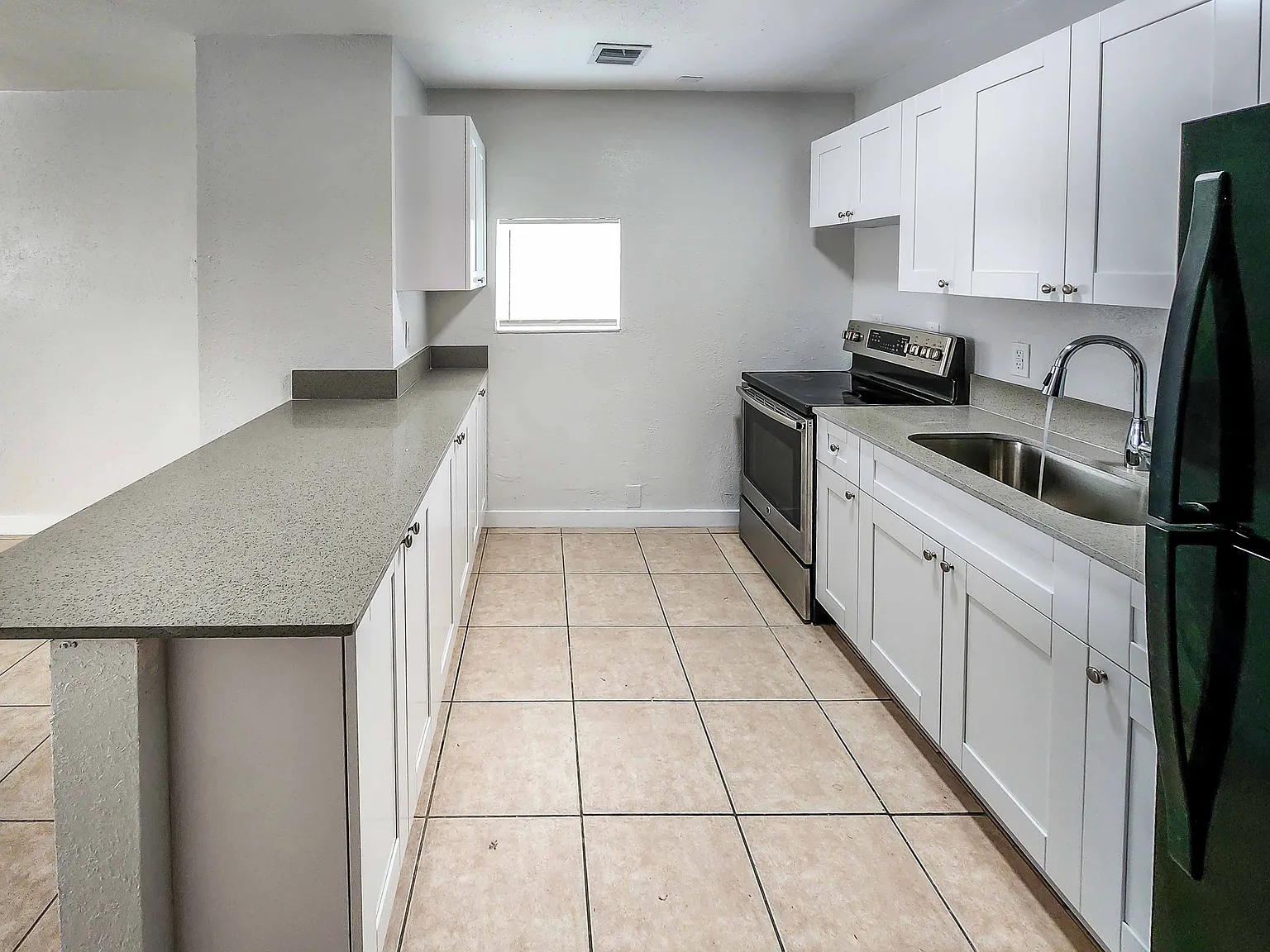 76 SW 8th Ave — Photo 4