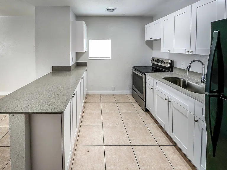 76 SW 8th Ave #N — Photo 4