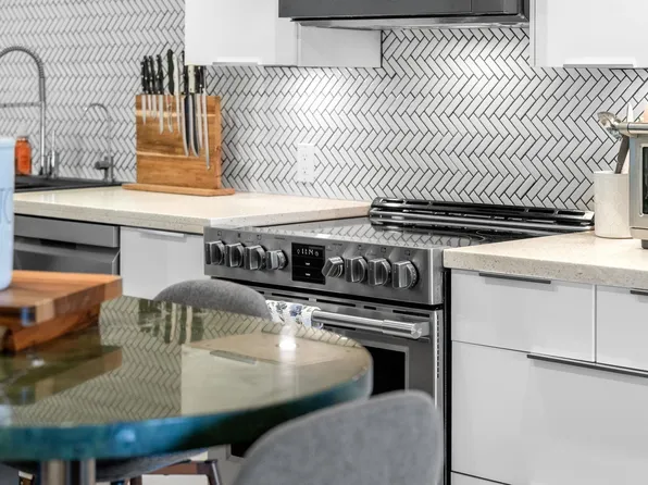 1066 W 13th Ave #203, Vancouver, BC V6H 1N2