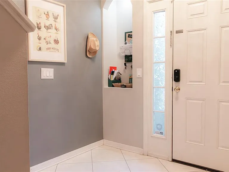 3033 Pointeview Dr — Photo 3