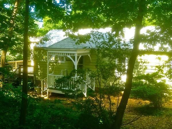 Secluded Cottage only 5 minutes from Barracks Rd Shopping