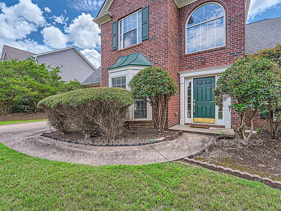 3rd image of 2282 Wickingham Dr NE
