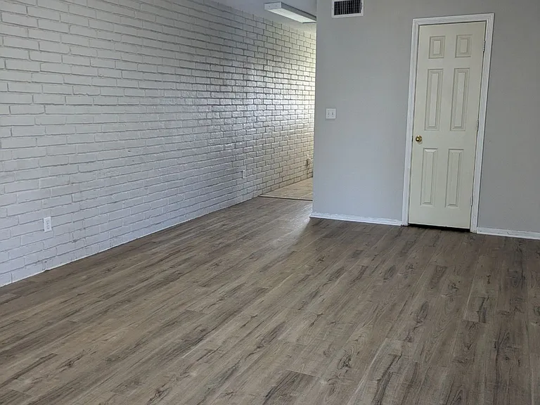 Littlefield Townhomes - $499 total to move into a 2-bedroom, 1.5-bath townhome. Limited-time offer. — Photo 9