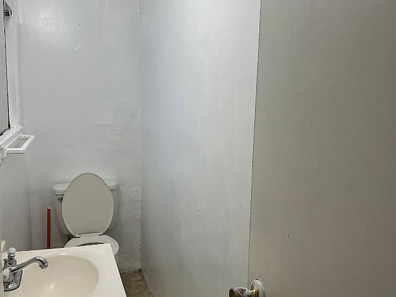 5th image of 450 Baldwin Ave