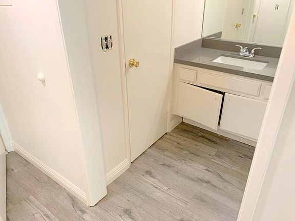 5th image of 144 S Doheny Dr APT 104