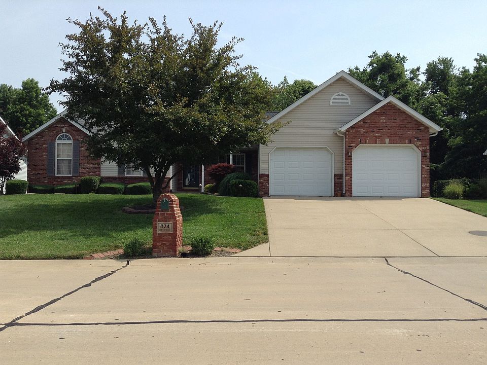 1st image of 824 Oakridge Dr