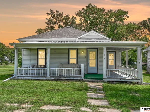 514 N 9th St, Wymore, NE 68466