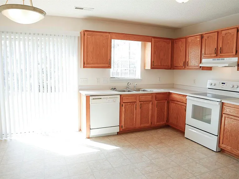 121 W Ivybridge Dr — Photo 10