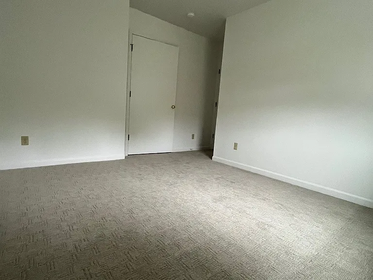 2nd bedroom (12' x 9'10")