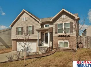 9008 Quest St, Omaha, NE 68122