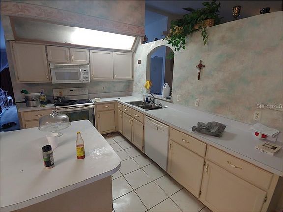 2nd image of 2000 Montfort Ln