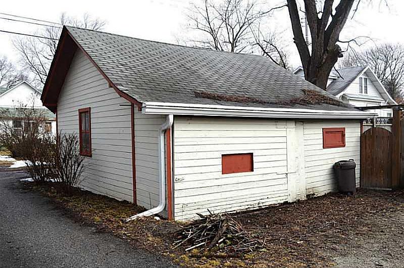 2nd image of 1360 Logan St E