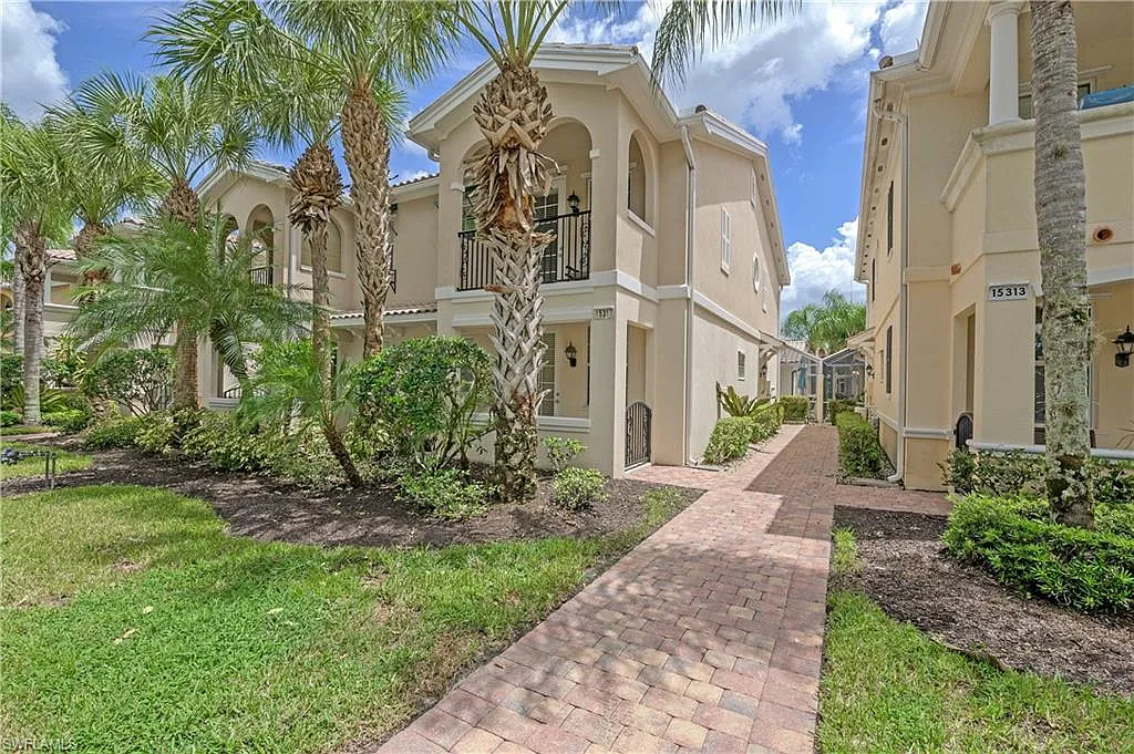 Village Walk Of Bonita Springs — Photo 2