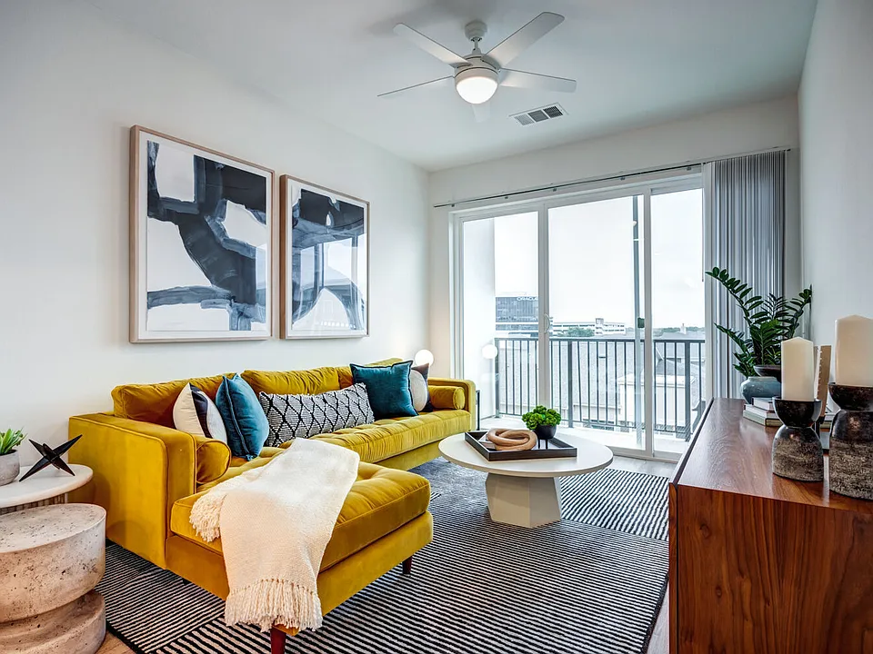 Lakeshore Pearl apartments community photo