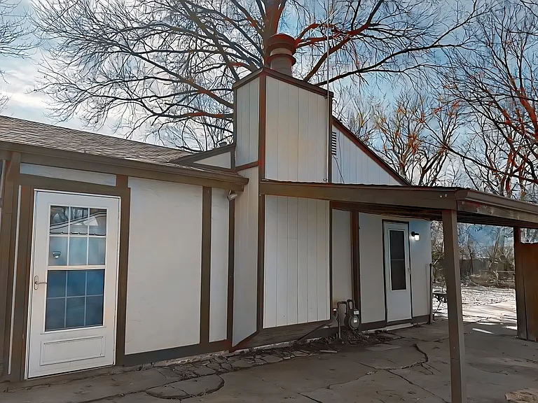 Sideview of the house