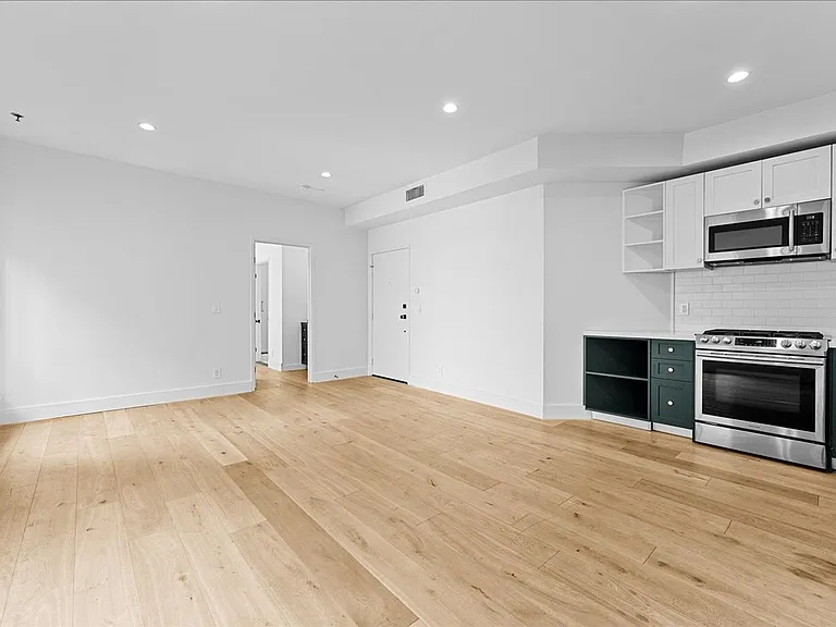 135 N Doheny Dr #202 — Photo 3