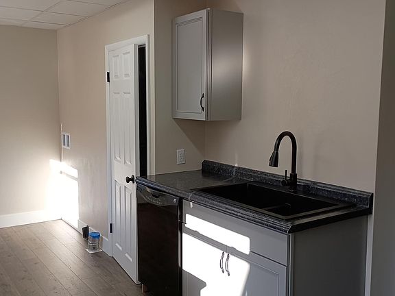 Kitchen w/ laundry area
