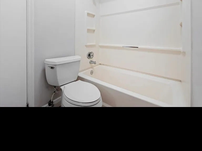 1101 Green Tree Ct #B — Photo 9