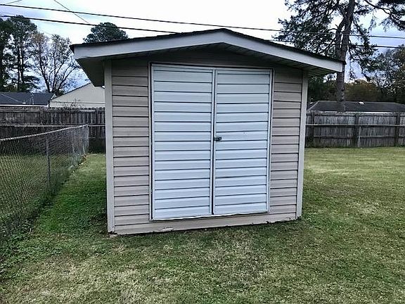 4th image of 519 W Lakeside Dr