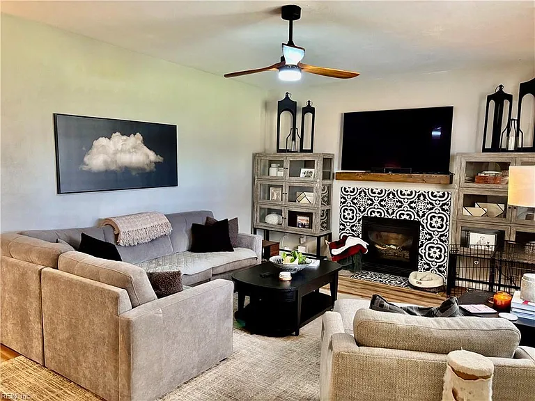 810 Holbrook Dr — Photo 11