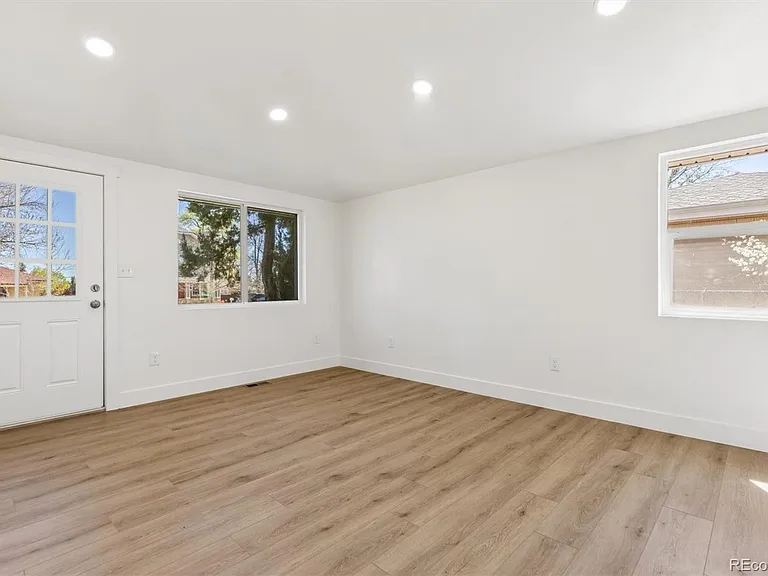 363 S Ivy St — Photo 3