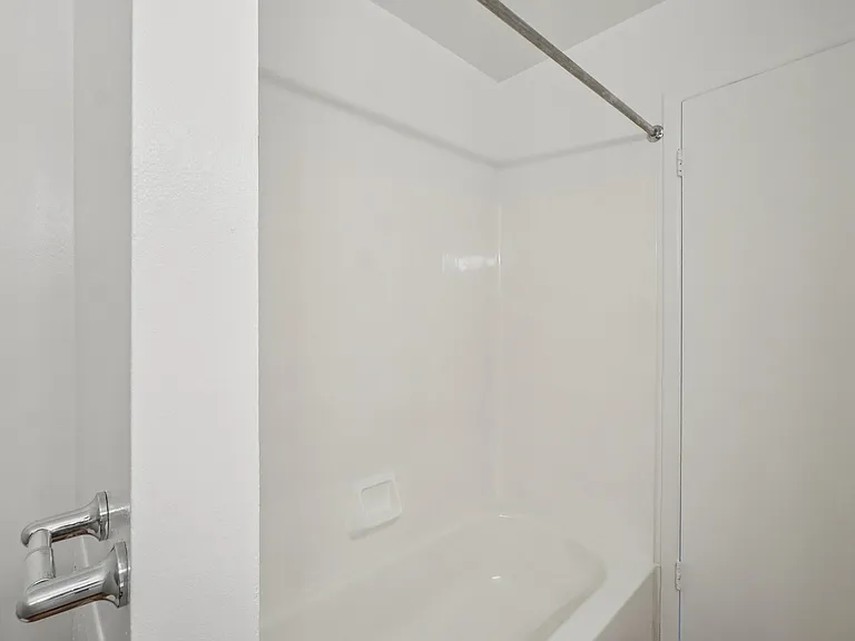 Riverside Village Apartments — Photo 77