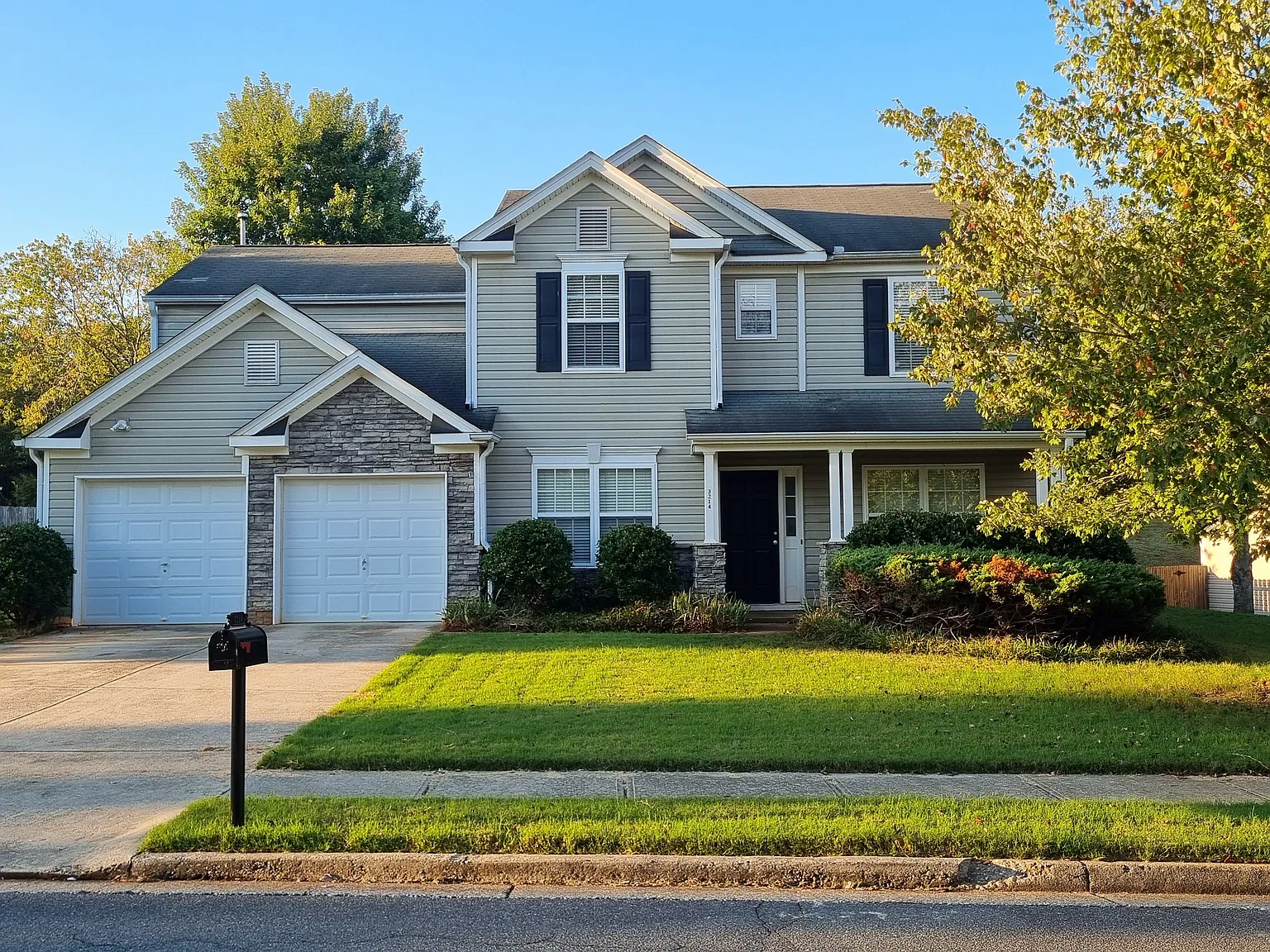 4 bed, 2.5 bath, 2346 sqft, $2,095 — Photo 1