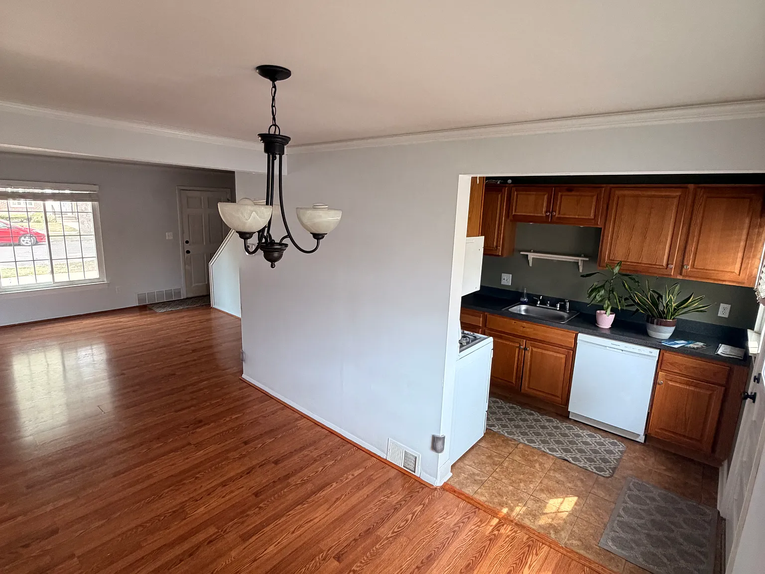 2 bed, 916 sqft, $1,800 — Photo 2