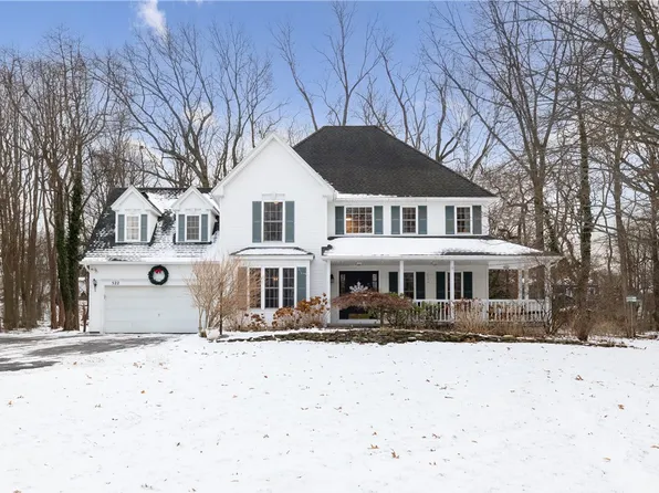 522 Blackthorne Ln, Webster, NY 14580