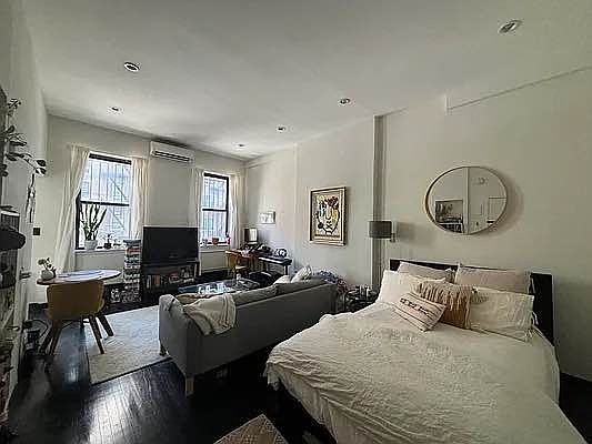 4th image of 315 W 46th St #2A