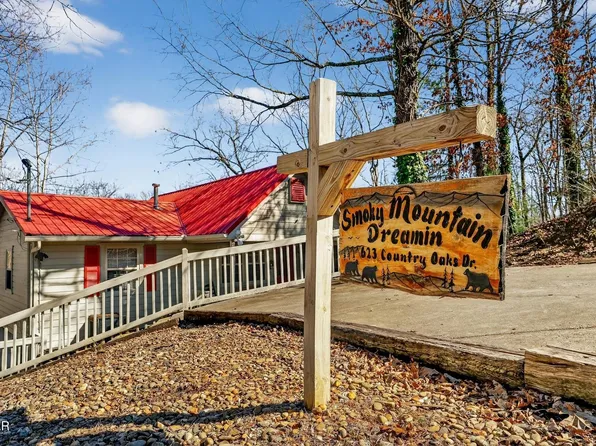 623 Country Oaks Dr, Pigeon Forge, TN 37863
