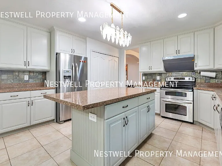 204 N Fairway Dr — Photo 2