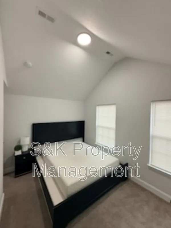 1 bed, 1.0 bath, 1380 sqft, $1,000 — Photo 2