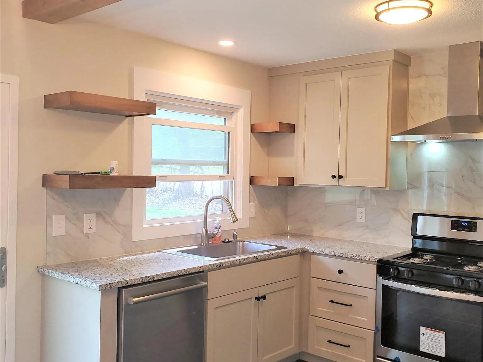 3 bed, 960 sqft, $2,250 — Photo 2