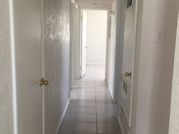 4th image of 1067 Gloria St