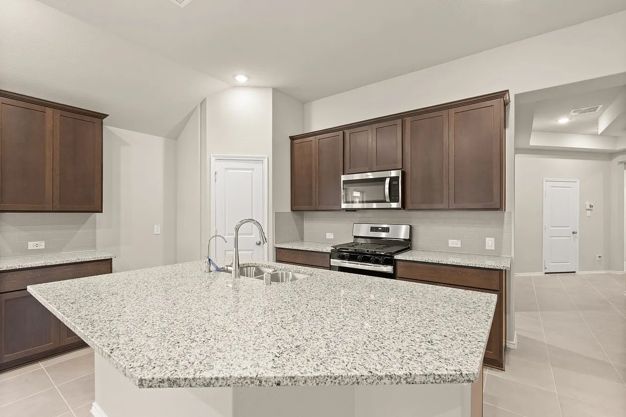 4 bed, 2000 sqft, $2,350 — Photo 3