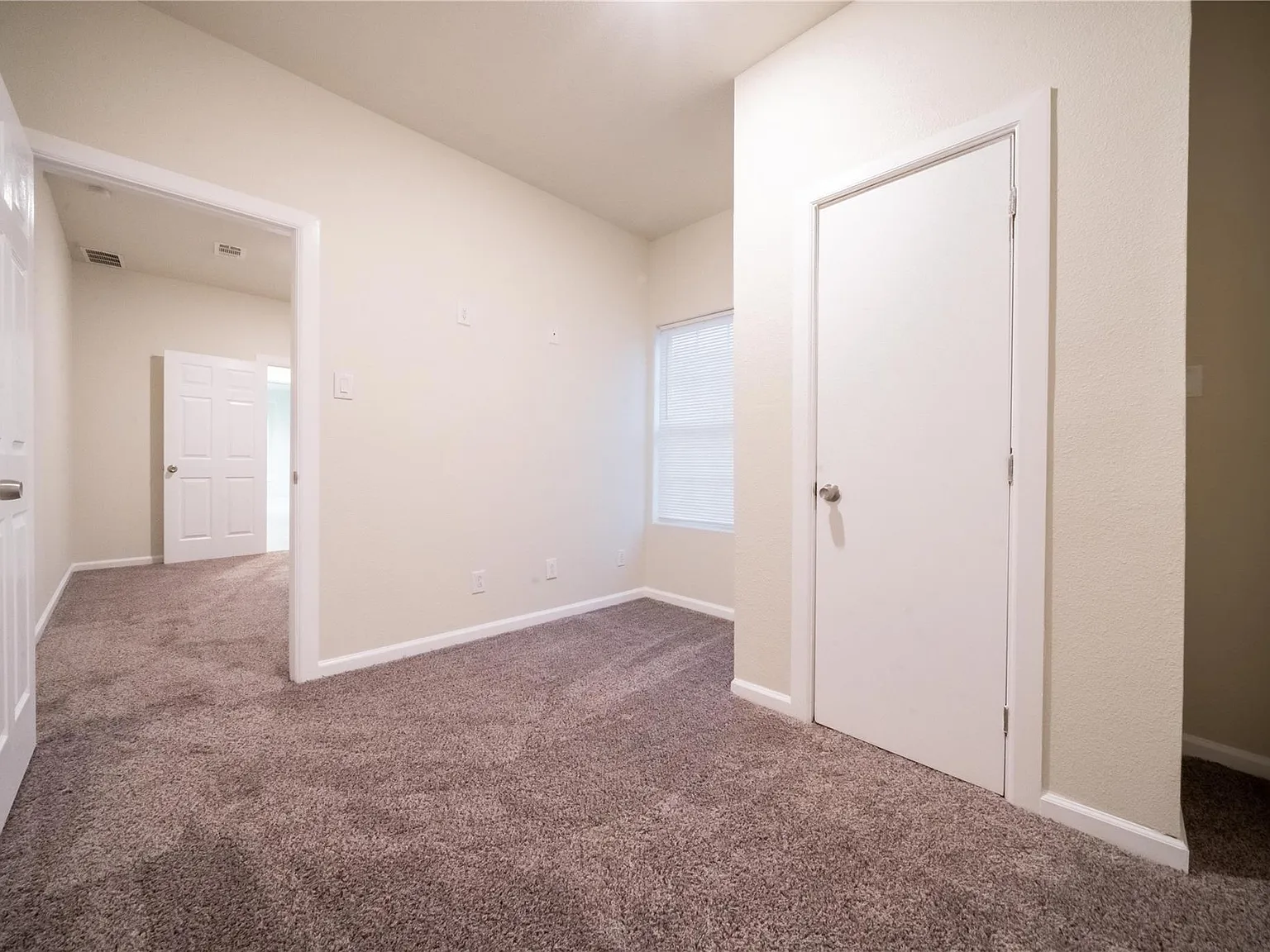 4 bed, 1393 sqft, $2,400 — Photo 4
