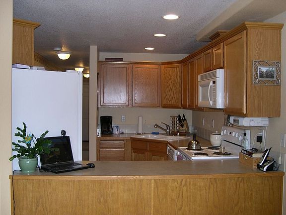  Kitchen w/Breakfast Bar