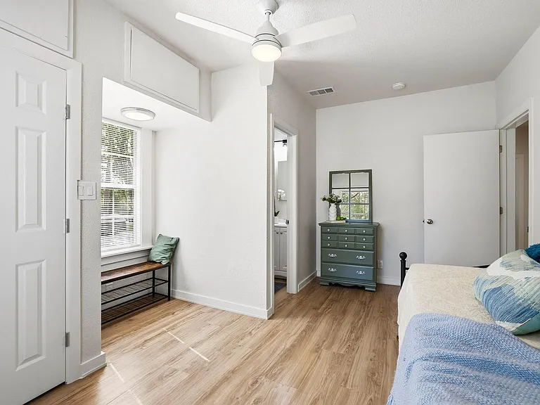 537 E Sears St — Photo 21