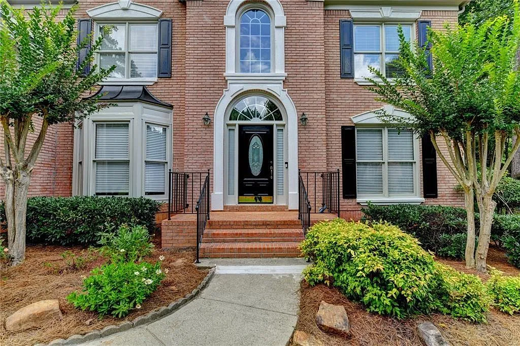5 bed, 4.0 bath, 3881 sqft, $3,900 — Photo 2