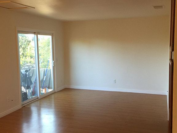5th image of 483 Mission Dr