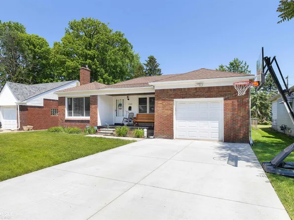 21149 Huntington Ave, Harper Woods, MI 48225